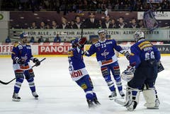 Kloten Flyers Stürmer Denis Hollenstein, Michael DuPont und Tommi Santala (v.l.) feiern mit Torhüter Ronnie Rüeger den Sieg.