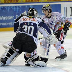 Goalie Jussi Markkanen schnappt Marc Wieser die Scheibe weg. (Bild: Keystone)