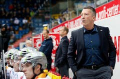 EVZ-Cheftrainer Harold Kreis gibt Anweisungen. (Bild: Keystone / Patrick B. Krämer)