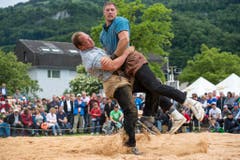 Martin Glaus (links). - Alter: 34. - Wohnort: Schänis. - Status: Eidgenosse. - Erfolge: Kranz am Eidgenössischen 2010 in Frauenfeld. Sieg am St.Galler Kantonalen 2001. (Bild: Keystone)