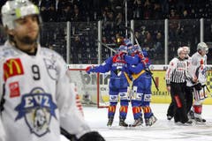 Die Lions-Spieler jubeln nach dem 2:1, Thomas Rüfenacht (links) ist enttäuscht. (Bild: Keystone)