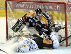 Lugano-Goalie Daniel Manzato stoppt Zugs Robbie Earl. (Bild: Keystone)