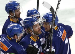 Der Bieler Ahren Spylo (Mitte) feiert sein Tor mit den Temkollegen Matthias Rossi (links) und Benoit Jecker. (Bild: Keystone / Thomas Hodel)