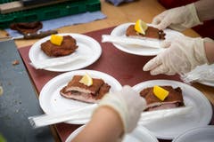 Weltrekordversuch, mit dem Ziel eines Eintrags im Guinessbuch der Rekorde: In Altstätten wird das längste Cordon bleu gemacht (Bild: Urs Bucher)