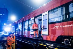 Appenzeller Bahnen laden neues Rollmaterial in St.Gallen ab. (Bild: Michel Canonica)