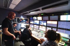 19.39: Im Regiewagen draussen ist alles bereit für den Aufzeichnungsbeginn um 20 Uhr. (Bild: Manuel Nagel)