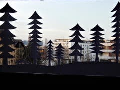 Was für eine gute Idee, mit einem originellen Scherenschnitt das Fenster der "zubetonierten Umgebung" zu verschönern ! Aufgenommen im Schöngrund in Rotkreuz. (Bild: Margrith Imhof-Röthlin)