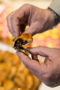 Auch dieses Bild stammt vom Insektenapéro im Bundeshaus. Zu sehen ist eine Teigtasche mit Mehlwürmern, Schwarzkäfern und Grillen. (Bild: Keystone)