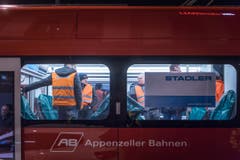 Appenzeller Bahnen laden neues Rollmaterial in St.Gallen ab. (Bild: Michel Canonica)