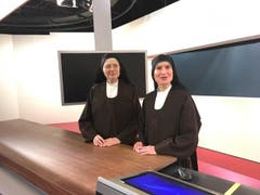Zwei der Nonnen auf Besuch im Fernsehstudio in Zürich. (Bild: SRF)