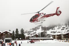 Schneefall Zermatt, Helitransport Gäste (22. Januar 2018) (Bild: Leander Wenger Zermattfoto)