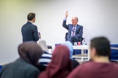 Muslime im Alltag - Rundgang durch die Moschee in Oberuzwil mit RR Fässler (Bild: Michel Canonica)