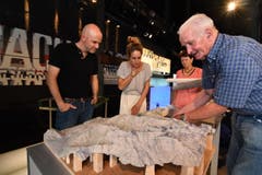 15.02: Ernst Schefer erklärt Redaktionsleiter Michael Bachmann und Regisseurin Mirjam Almasy, wie ein Relief aufgebaut ist. (Bild: Manuel Nagel)