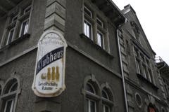 Eine alte Werbetafel als Erinnerung an die Vergangenheit des Klubhauses als Vereinslokal. (Bild: Reto Voneschen)
