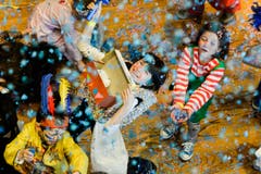27. Februar: Das Konfettimonster ist los. Kinderfasnacht in der Dreispitzhalle Kreuzlingen. (Bild: Donato Caspari)