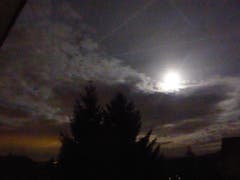 Farb.ige Stimmung mit Vollmond, in Rickenbach (Bild: Josef Habermacher)