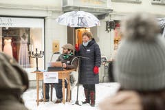 Guerilla-Aktion: Die Redaktion der "Ostschweiz am Sonntag" liest am Sonntagsverkauf aus dem E-Paper vor. Ort: Aepliplatz, 9000 Sankt Gallen. (Bild: Hanspeter Schiess)