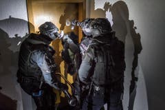 Sondereinheit der Stapo übt in Liegenschaft an der Haldenstrasse (Bild: Michel Canonica)