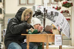 Guerilla-Aktion: Die Redaktion der "Ostschweiz am Sonntag" liest am Sonntagsverkauf aus dem E-Paper vor. Ort: Aepliplatz, 9000 Sankt Gallen. (Bild: Hanspeter Schiess)