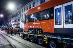 Appenzeller Bahnen laden neues Rollmaterial in St.Gallen ab. (Bild: Michel Canonica)