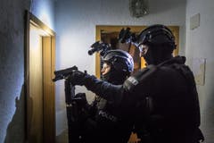 Sondereinheit der Stapo übt in Liegenschaft an der Haldenstrasse (Bild: Michel Canonica)