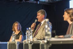 Kandidat Boris Tschirky (CVP) mit Kandidatin Ingrid Jacober (Grüne, links) und Kandidatin Sonja Lüthi (GLP, rechts). (Bild: Hanspeter Schiess)