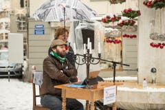 Guerilla-Aktion: Die Redaktion der "Ostschweiz am Sonntag" liest am Sonntagsverkauf aus dem E-Paper vor. Ort: Aepliplatz, 9000 Sankt Gallen. (Bild: Hanspeter Schiess)