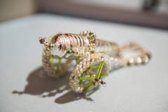 Bling-Bling-Kanone aus dem 1. Weltkrieg: Christbaumschmuck aus Perlen. (Bild: Sabrina Stübi)
