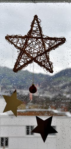 Glücklich, wer Zeit und Musse hat, das wilde Treiben des Sturmwindes "Burglind" von der warmen Stube aus zu verfolgen. (Bild: Niklaus Rohrer)