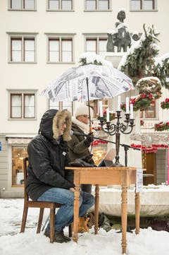 Guerilla-Aktion: Die Redaktion der "Ostschweiz am Sonntag" liest am Sonntagsverkauf aus dem E-Paper vor. Ort: Aepliplatz, 9000 Sankt Gallen. (Bild: Hanspeter Schiess)