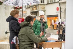 Guerilla-Aktion: Die Redaktion der "Ostschweiz am Sonntag" liest am Sonntagsverkauf aus dem E-Paper vor. Ort: Aepliplatz, 9000 Sankt Gallen. (Bild: Hanspeter Schiess)