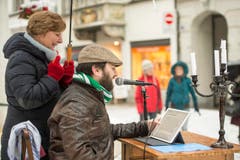 Guerilla-Aktion: Die Redaktion der "Ostschweiz am Sonntag" liest am Sonntagsverkauf aus dem E-Paper vor. Ort: Aepliplatz, 9000 Sankt Gallen. (Bild: Hanspeter Schiess)