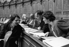 Die SP-Nationalräte Paul Rechsteiner, Moritz Leuenberger und Ursula Mauch diskutieren im März 1988 miteinander während der Frühlingssession anlässlich der Debatte über die international beschlossenen Sanktionen gegen Südafrika. (Bild: Keystone)