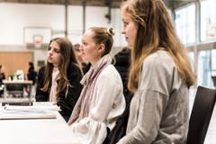 Beim Speed-Dating zur Berufswahl bekommen St.Galler Kantonsschülerinnen und Kantonsschüler einen Einblick in den Berufsalltag von Rotariern. (Bild: Sabrina Stübi)