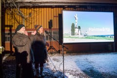 Vorpremiere des Fernsehfilms über die Nonnen von der Notkersegg: Schwester Manuela und Filmemacherin Eveline Falk begrüssen. (Bild: Ralph Ribi)