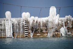 Eisskulpturen türmen sich über der Hafenmauer von Romanshorn. (Bild: Michèle Schneider)