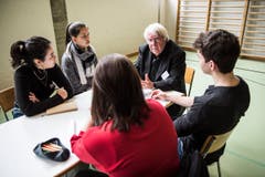 Beim Speed-Dating zur Berufswahl bekommen St.Galler Kantonsschülerinnen und Kantonsschüler einen Einblick in den Berufsalltag von Rotariern. (Bild: Sabrina Stübi)