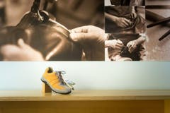 Fotos vom Schuhmacherhandwerk "Anno dazumal"zieren die Wände im Verkaufsraum. (Bild: Michel Canonica)