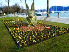 Der Initiative einer engagierten Städtgärtnerin zu verdanken: Der Osterhase am Carl-Spitteler-Quai in Luzern. (Bild: Leserbild: Walter Buholzer (Luzern, 13. März 2018))
