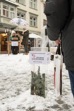 Guerilla-Aktion: Die Redaktion der "Ostschweiz am Sonntag" liest am Sonntagsverkauf aus dem E-Paper vor. Ort: Aepliplatz, 9000 Sankt Gallen. (Bild: Hanspeter Schiess)