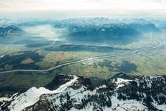 Das Rheintal mit den Städten Feldkirch und Bludenz ennet dem Rhein. (Bild: Ursula Gebendinger)