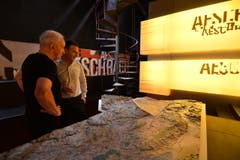 18.26: Ernst Schefer ist bereits wieder hier. Er zeigt Herzchirurg René Prêtre, Schweizer des Jahres 2009 und ebenfalls Gast in der Sendung, sein Relief des Kantons Thurgau. (Bild: Manuel Nagel)