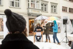 Guerilla-Aktion: Die Redaktion der "Ostschweiz am Sonntag" liest am Sonntagsverkauf aus dem E-Paper vor. Ort: Aepliplatz, 9000 Sankt Gallen. (Bild: Hanspeter Schiess)