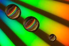 Drei Regentropfen auf einer CD – mit Beleuchtung. (Bild: Petra Jung)