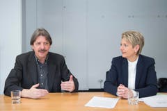 Gespräch zwischen Karin Keller-Sutter (FDP) und Paul Rechsteiner (SP) zur Rentenreform 2017. (Bild: Keystone)