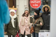 Guerilla-Aktion: Die Redaktion der "Ostschweiz am Sonntag" liest am Sonntagsverkauf aus dem E-Paper vor. Ort: Aepliplatz, 9000 Sankt Gallen. (Bild: Hanspeter Schiess)