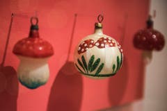 Fliegenpilze waren als Christbaumschmuck in den 20er-Jahren angesagt. Ihr Rot kontrastiert hübsch zum Grün der Tannenzweige. (Bild: Sabrina Stübi)