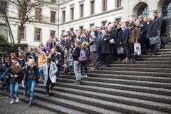 Beim Speed-Dating zur Berufswahl bekommen St.Galler Kantonsschülerinnen und Kantonsschüler einen Einblick in den Berufsalltag von Rotariern. (Bild: Sabrina Stübi)