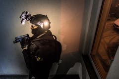 Sondereinheit der Stapo übt in Liegenschaft an der Haldenstrasse (Bild: Michel Canonica)
