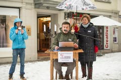 Guerilla-Aktion: Die Redaktion der "Ostschweiz am Sonntag" liest am Sonntagsverkauf aus dem E-Paper vor. Ort: Aepliplatz, 9000 Sankt Gallen. (Bild: Hanspeter Schiess)